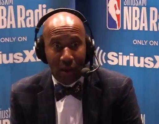 气坏了！沈梓捷补防被吹犯规抱怨绕场 犯满离场（怒火难平！沈梓捷补防被判犯规边走边抱怨 6犯毕业离场）