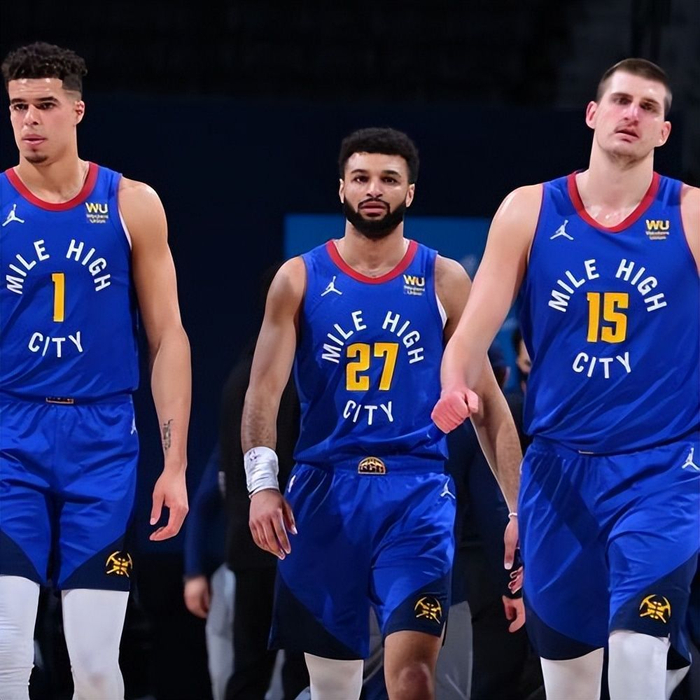 体育精神，霍伊伦祝贺麦克托米奈和苏格兰晋级世界杯（霍伊伦祝贺麦克托米奈与苏格兰晋级世界杯，彰显体育精神）