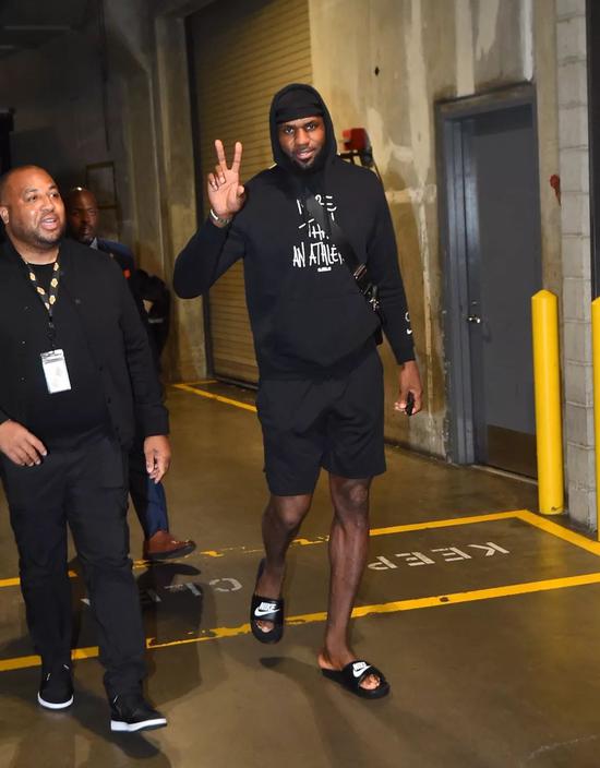 知名顾问：加拉塔萨雷签萨内是巨大成功；奥斯梅恩没解约条款（知名顾问称：加拉塔萨雷引进萨内大获成功，奥斯梅恩合同无解约条款）