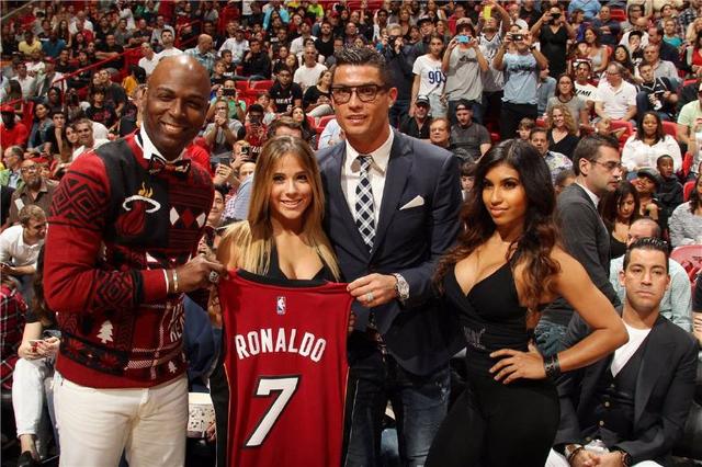 日本队2026年世界杯球衣：深蓝色底色+浅蓝色波浪状图案（日本队2026世界杯新球衣：深蓝主色，浅蓝波浪纹点缀）